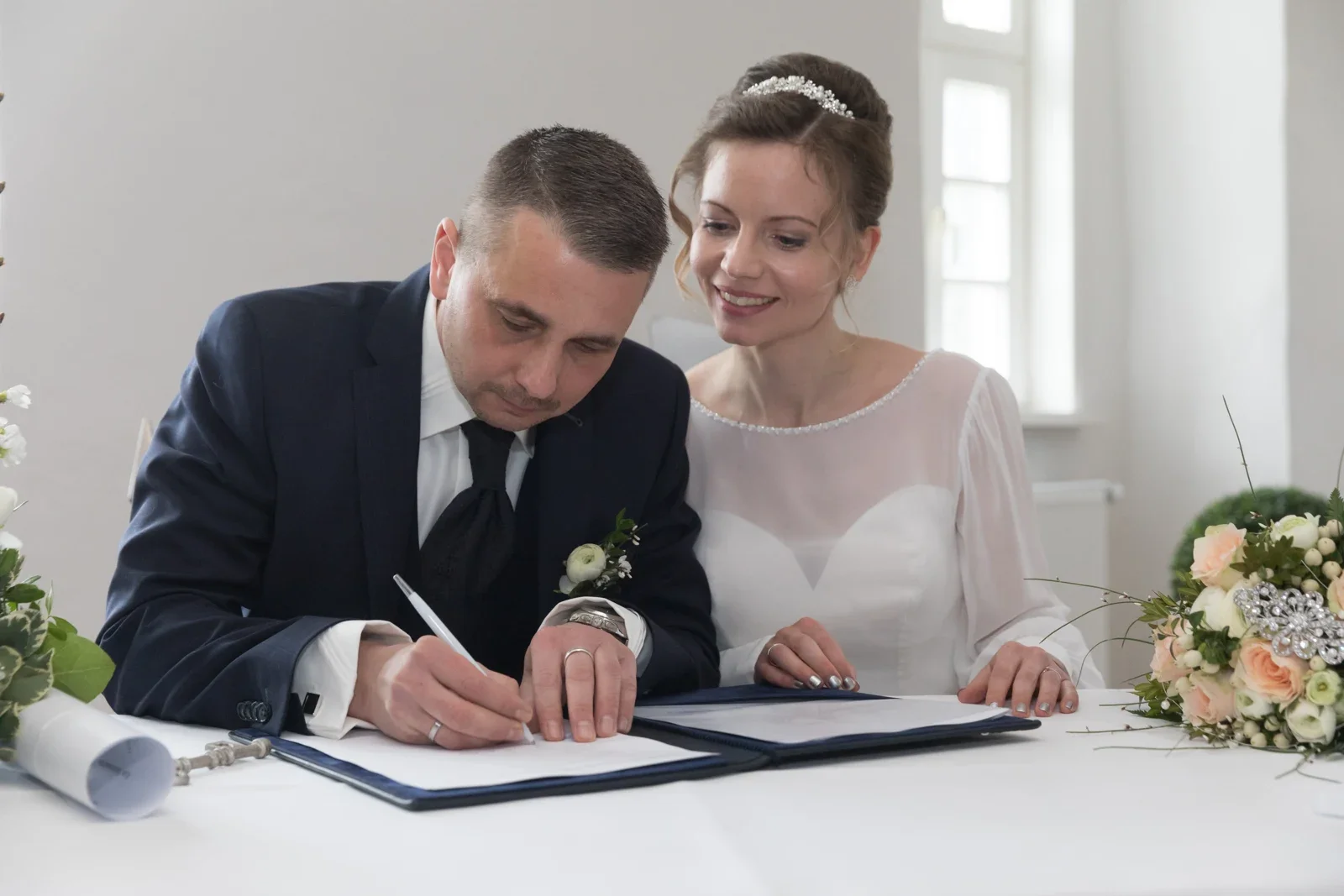 Tobias unterschreibt im Standesamt – Hochzeit von Olivia und Tobias in Friedewald