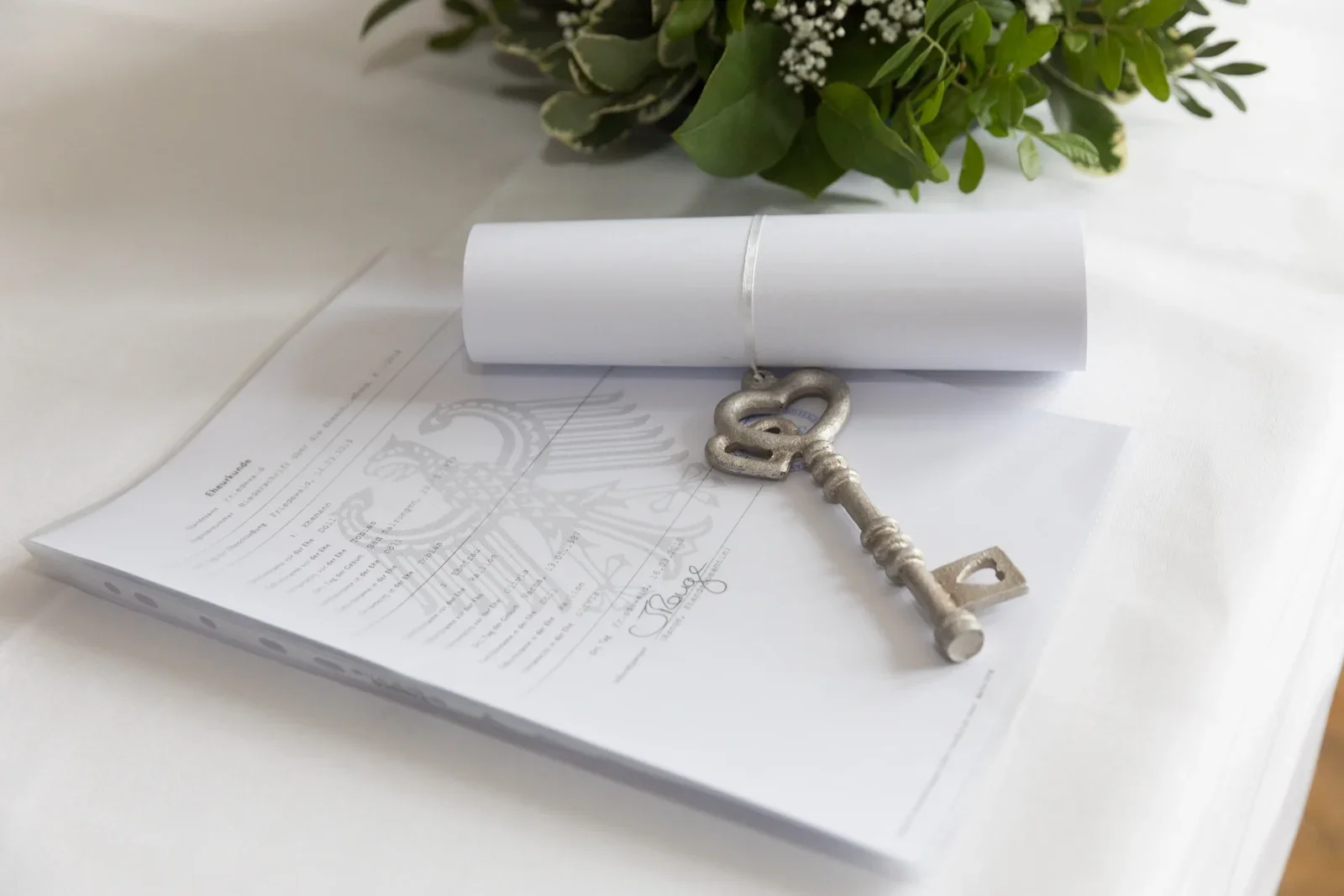 Die Unterlagen und der Schlüssel als Erinnerung – Hochzeit von Olivia und Tobias in Friedewald