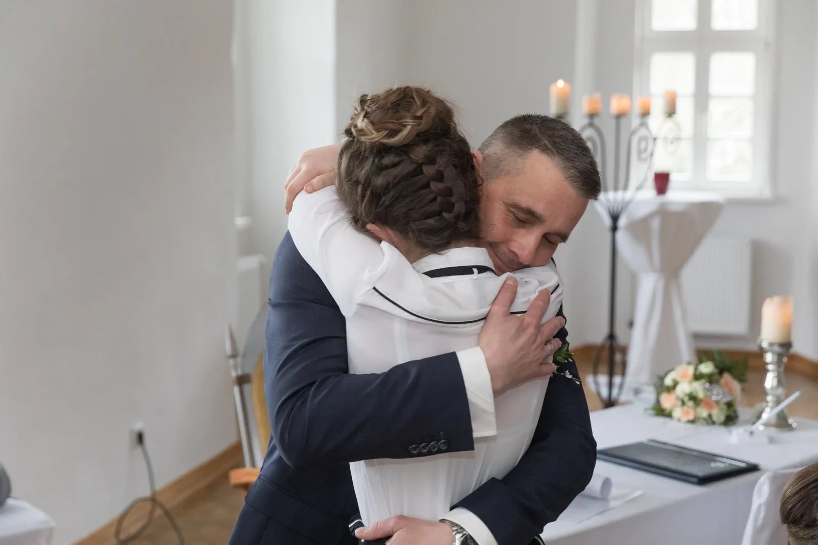Eine feste Umarmung für Tobias – Hochzeit von Olivia und Tobias in Friedewald