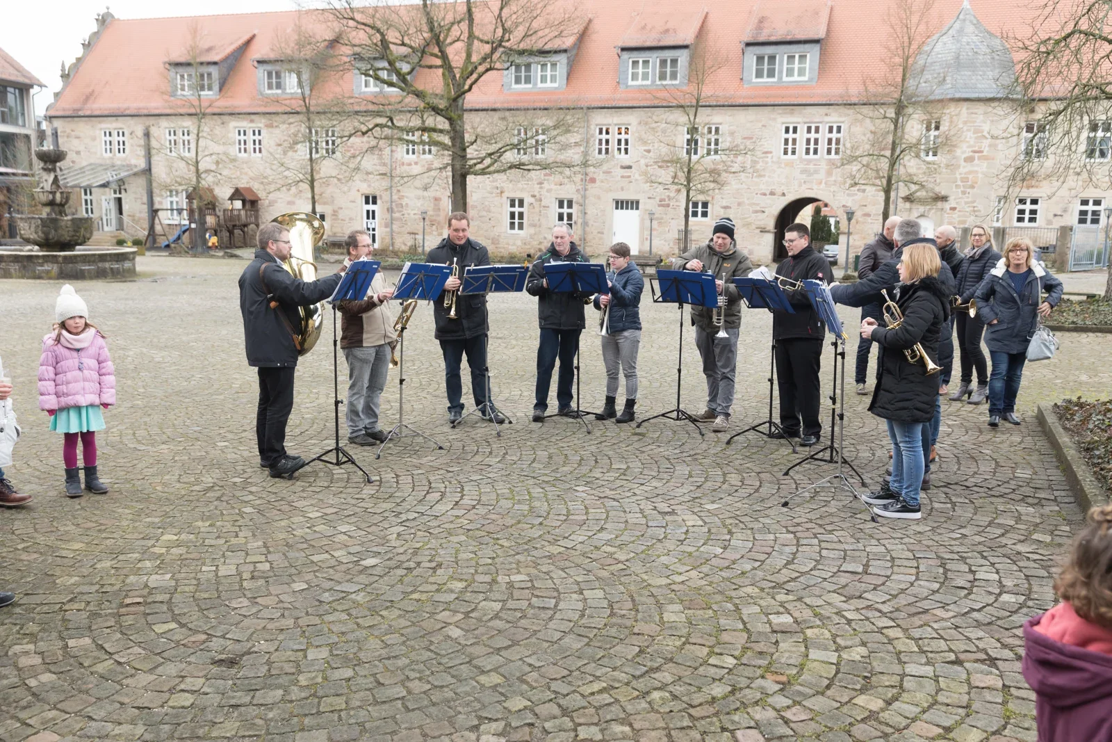 Musikalischer Empfang vor der Wasserburg – Hochzeit von Olivia und Tobias in Friedewald