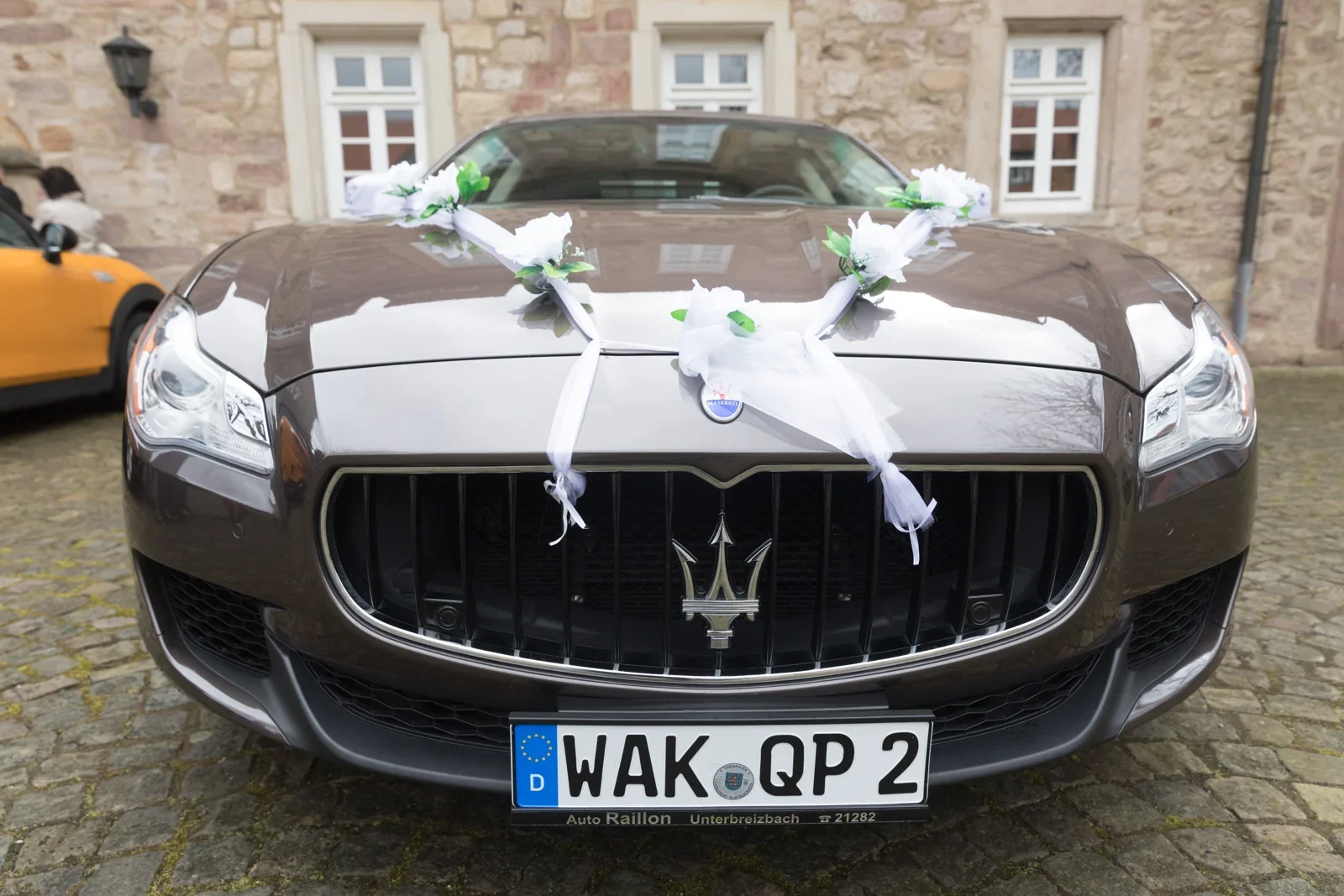 Der geschmückte Maserati als Hochzeitsauto – Hochzeit von Olivia und Tobias in Friedewald