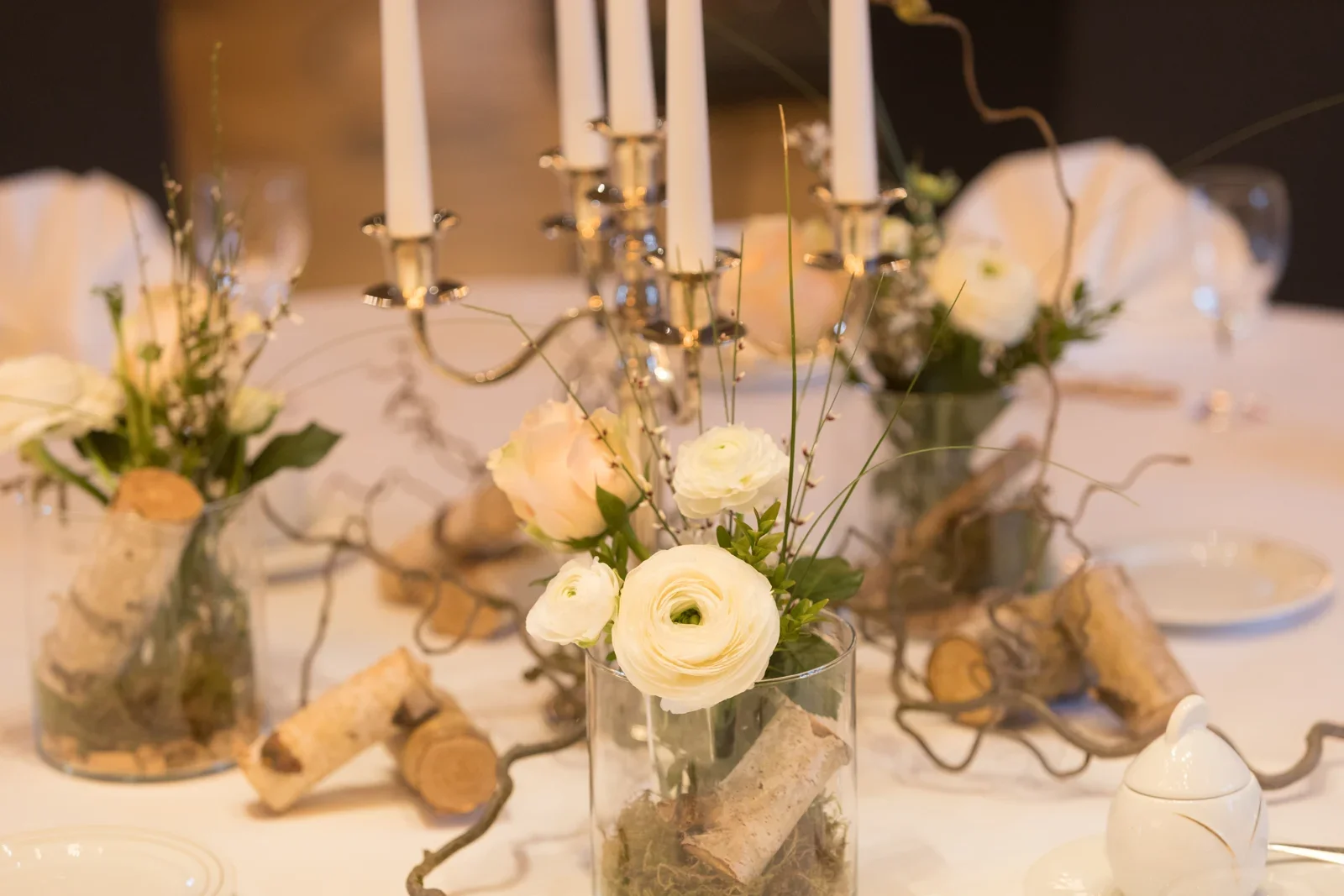 Blumen und Kerzen auf den Tischen – Hochzeit von Olivia und Tobias in Friedewald