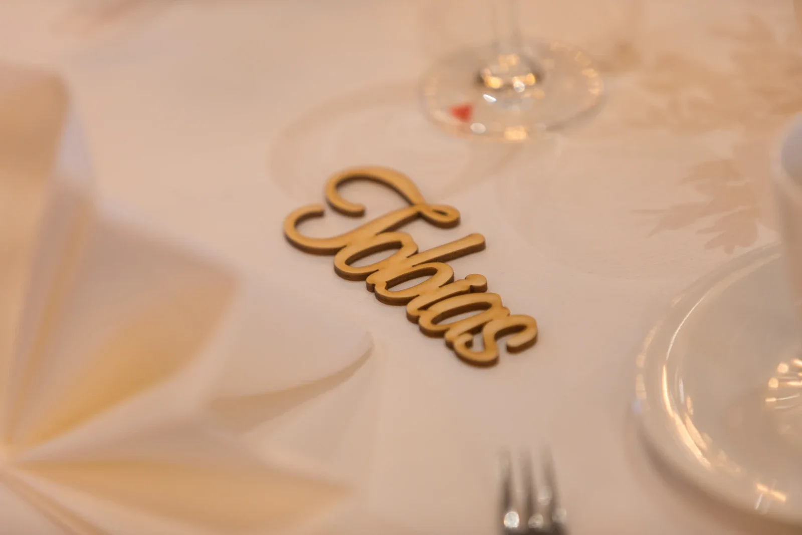 Tobias’ Platz an der festlichen Tafel – Hochzeit von Olivia und Tobias in Friedewald