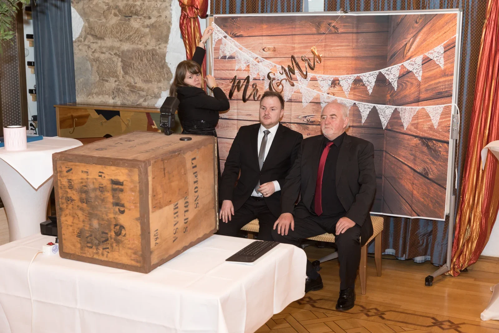 Ein Erinnerungsbild in der Fotoecke – Hochzeit von Olivia und Tobias in Friedewald