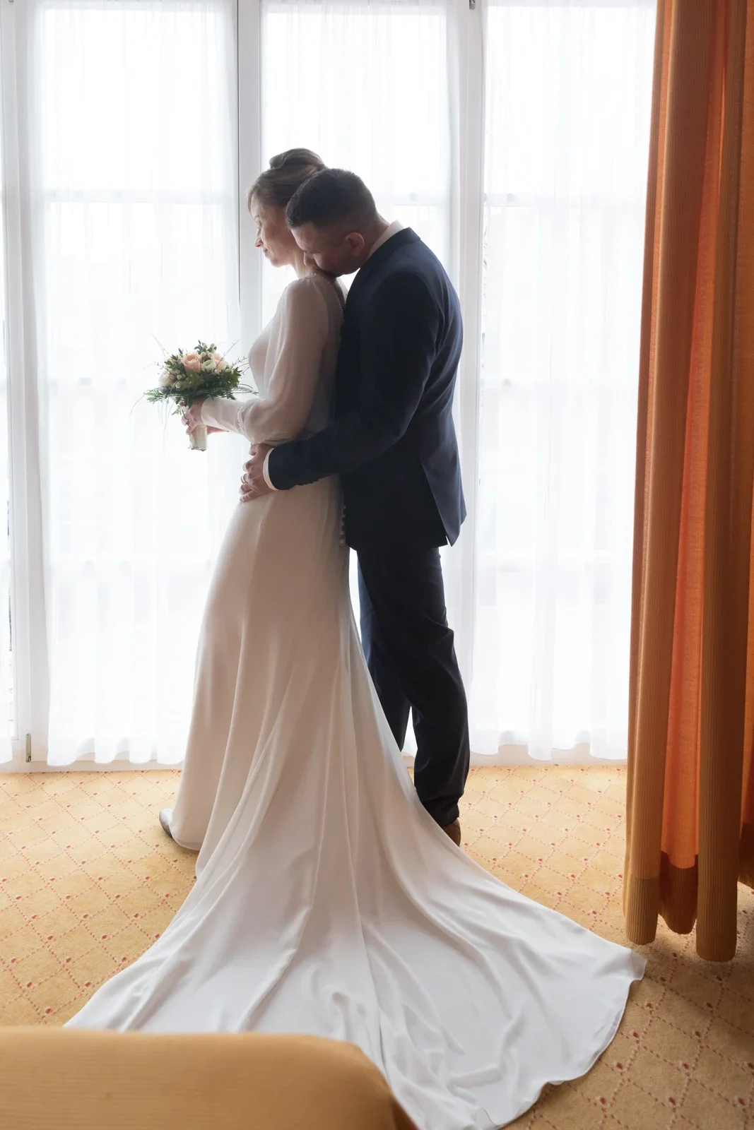 Ein Kuss am Fenster – Hochzeit von Olivia und Tobias in Friedewald