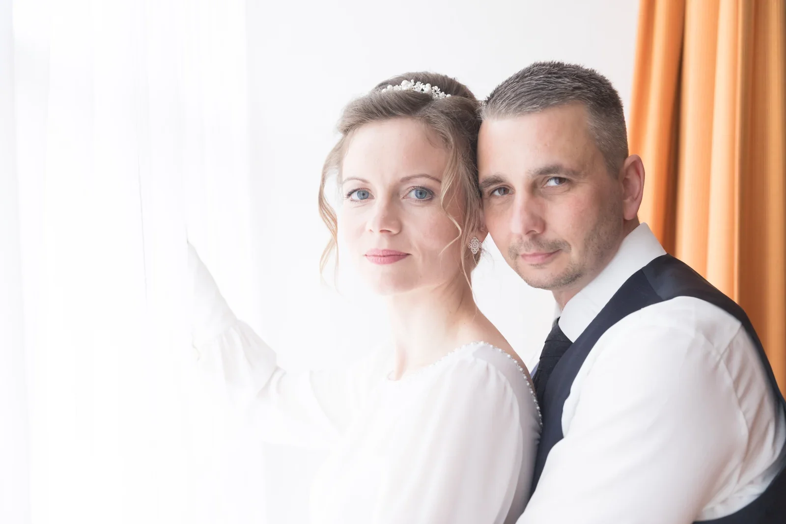 Olivia und Tobias im weichen Fensterlicht – Hochzeit von Olivia und Tobias in Friedewald