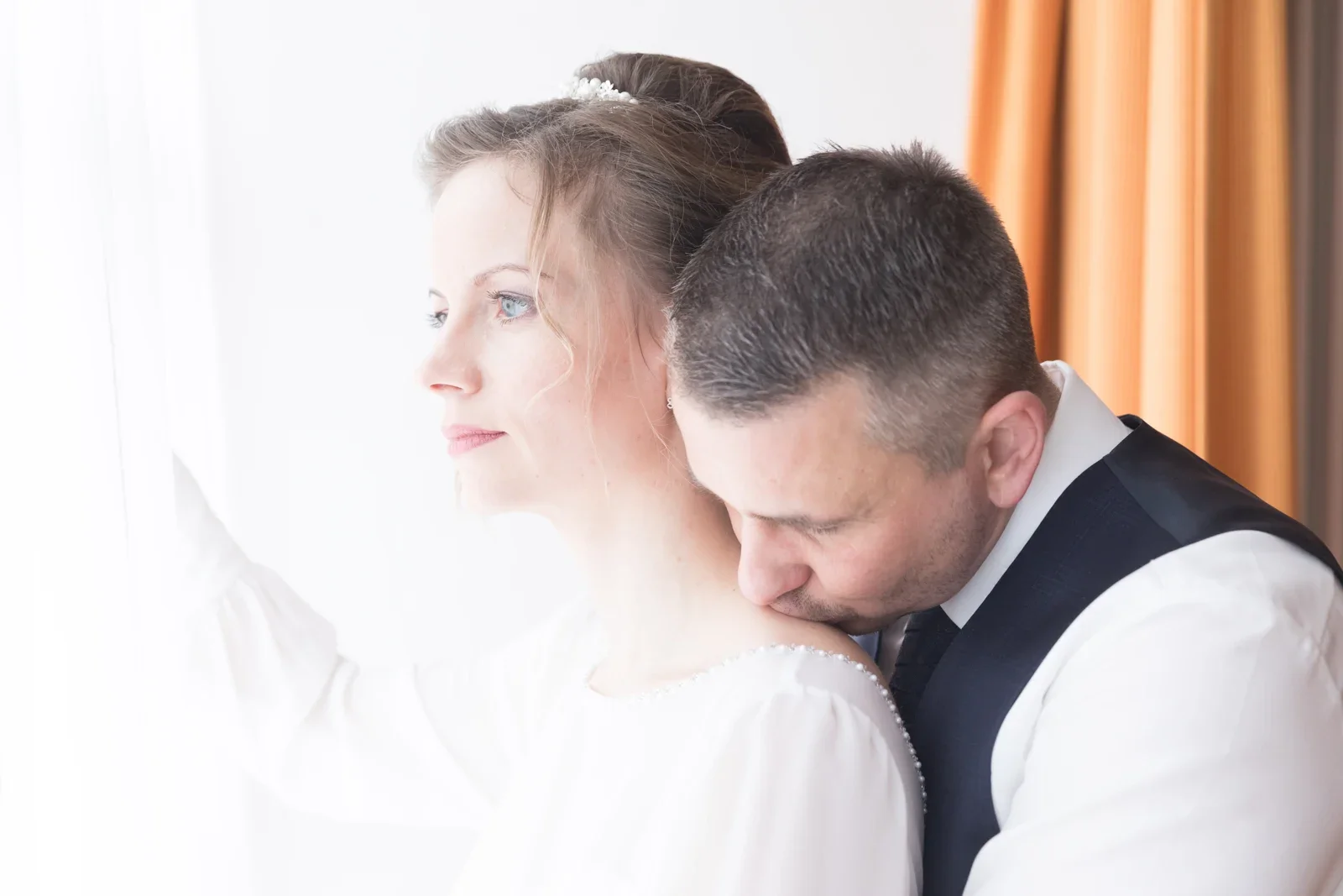 Ein Kuss an Olivias Schulter – Hochzeit von Olivia und Tobias in Friedewald