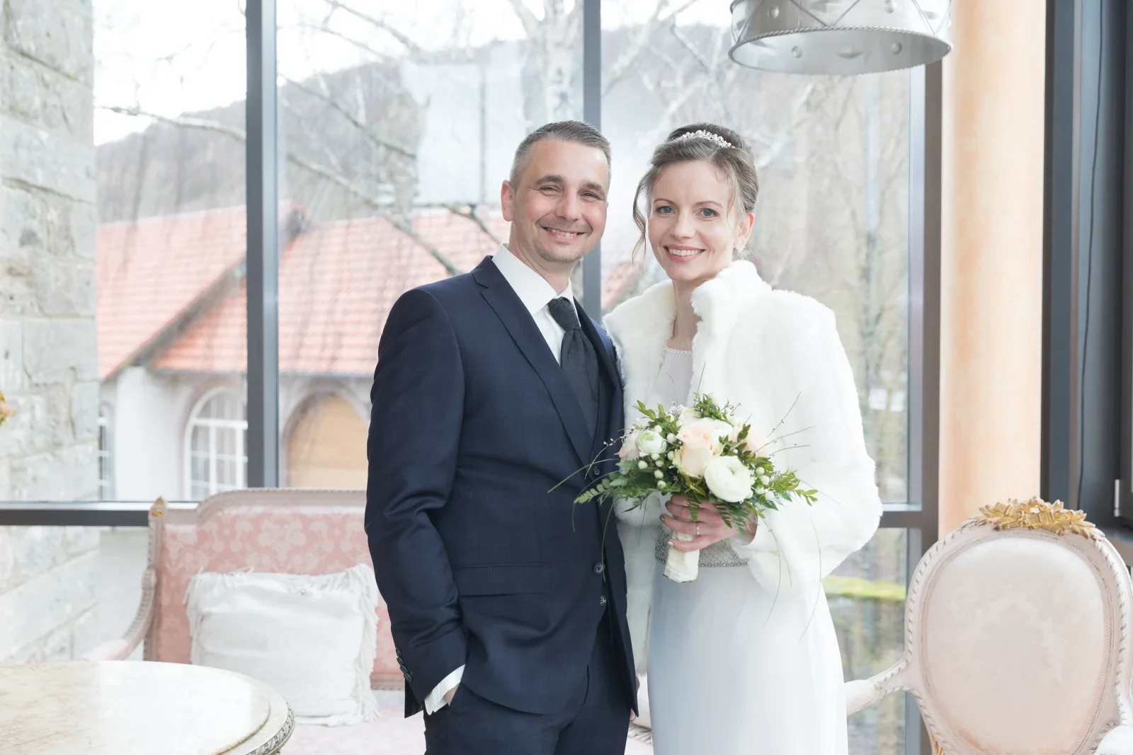 Ein gemeinsames Portrait im Wintergarten – Hochzeit von Olivia und Tobias in Friedewald