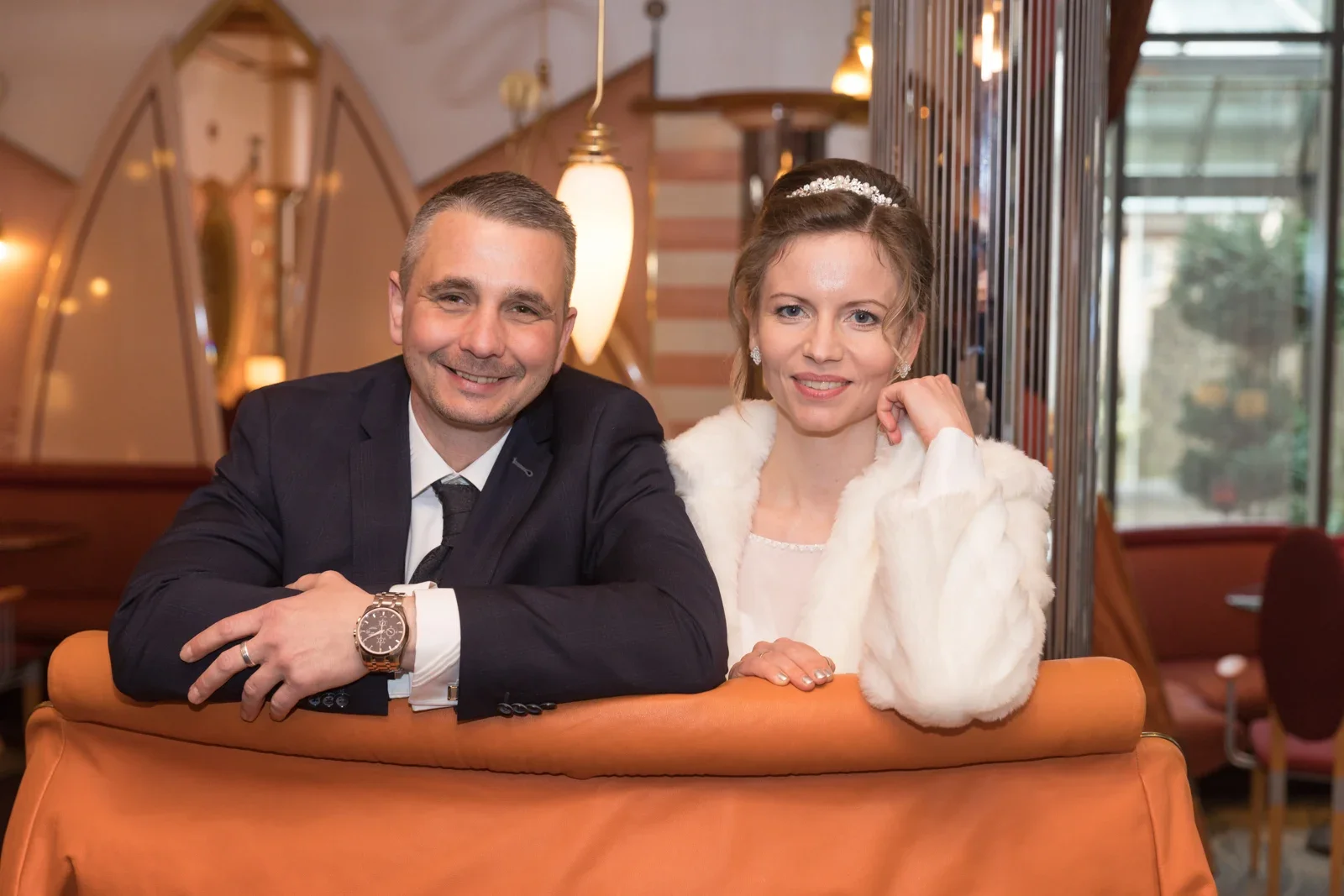 Zusammen an der Hotelbar – Hochzeit von Olivia und Tobias in Friedewald