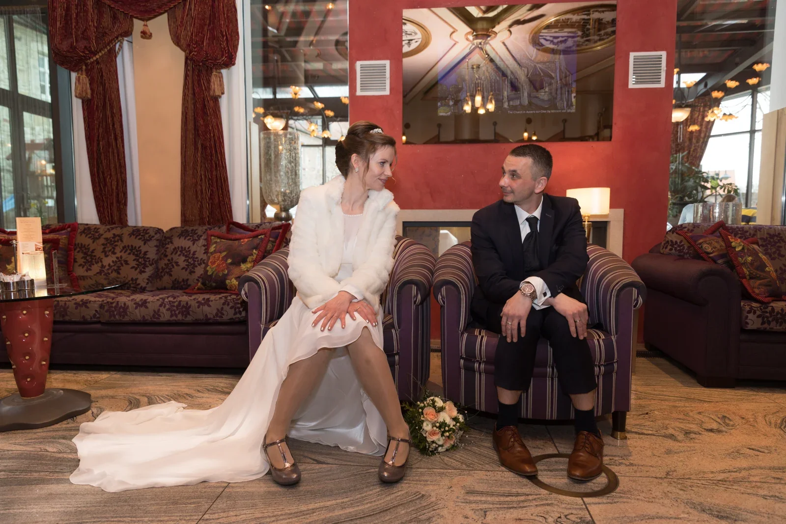 Ein verspielter Moment im Salon – Hochzeit von Olivia und Tobias in Friedewald
