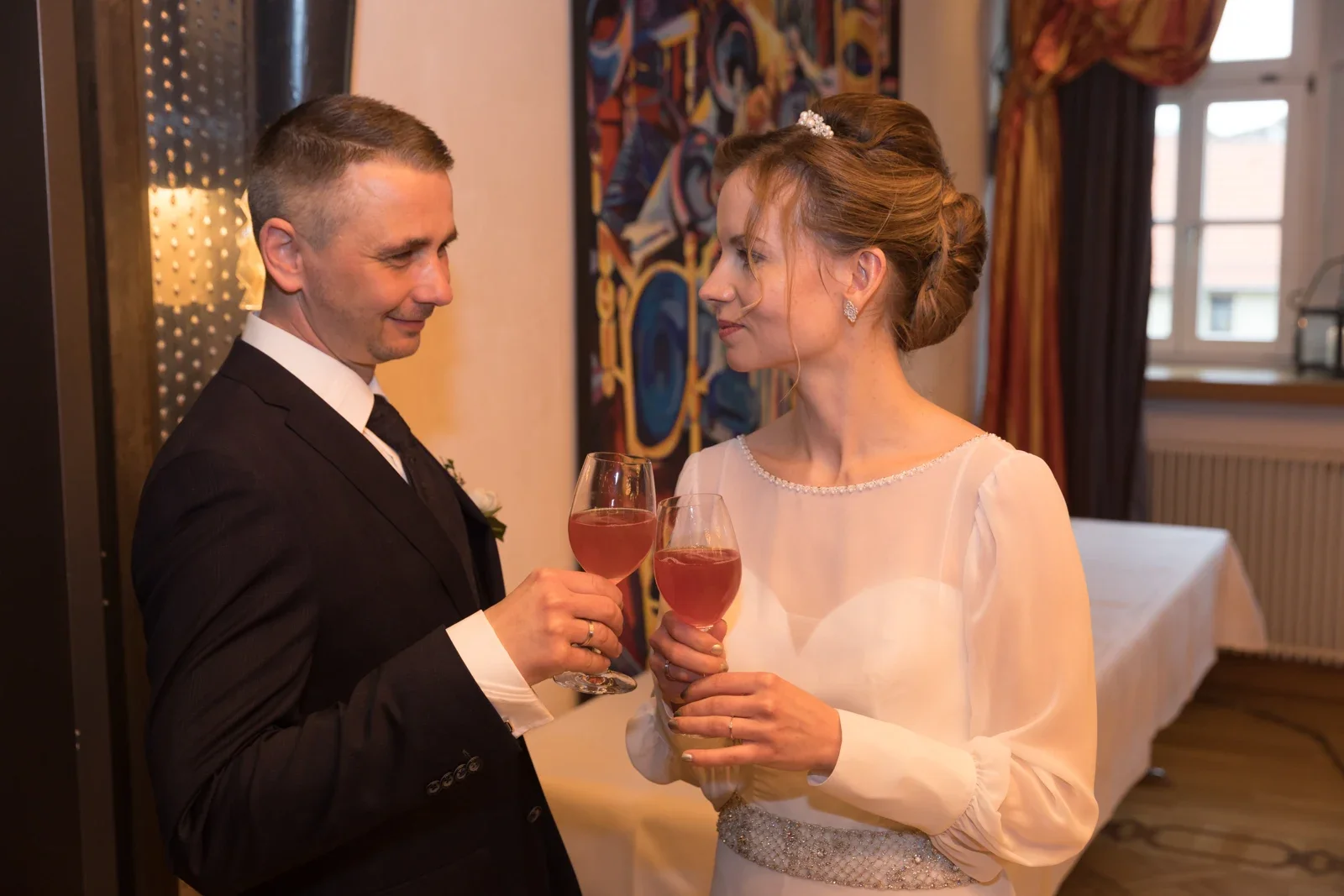 Olivia und Tobias stoßen miteinander an – Hochzeit von Olivia und Tobias in Friedewald