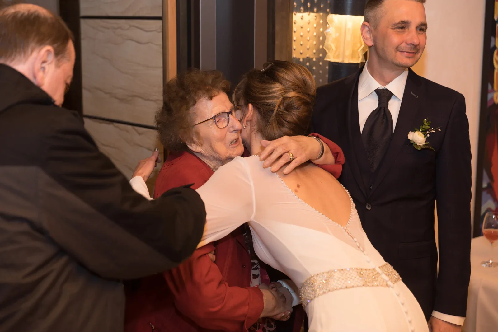 Eine Umarmung beim Empfang – Hochzeit von Olivia und Tobias in Friedewald