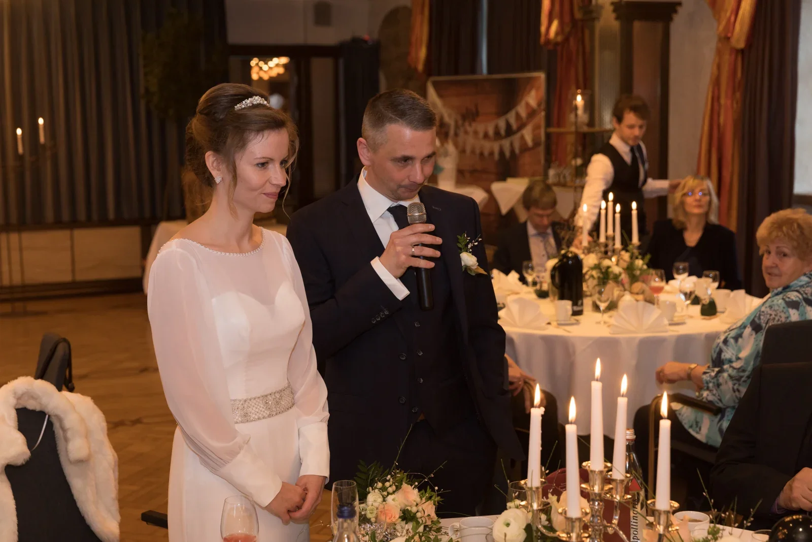 Tobias spricht zu seinen Gästen – Hochzeit von Olivia und Tobias in Friedewald