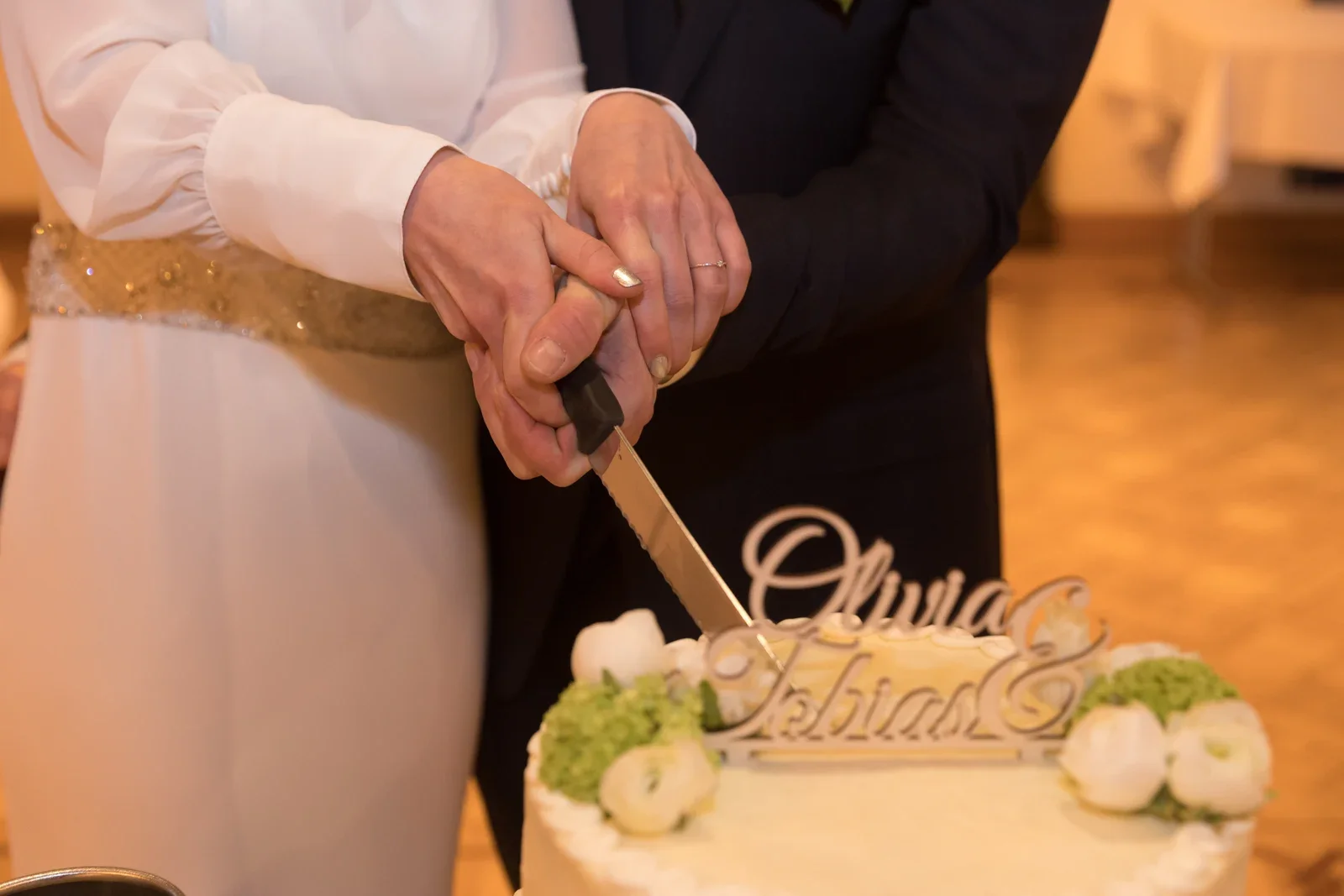 Gemeinsam die Hochzeitstorte anschneiden – Hochzeit von Olivia und Tobias in Friedewald