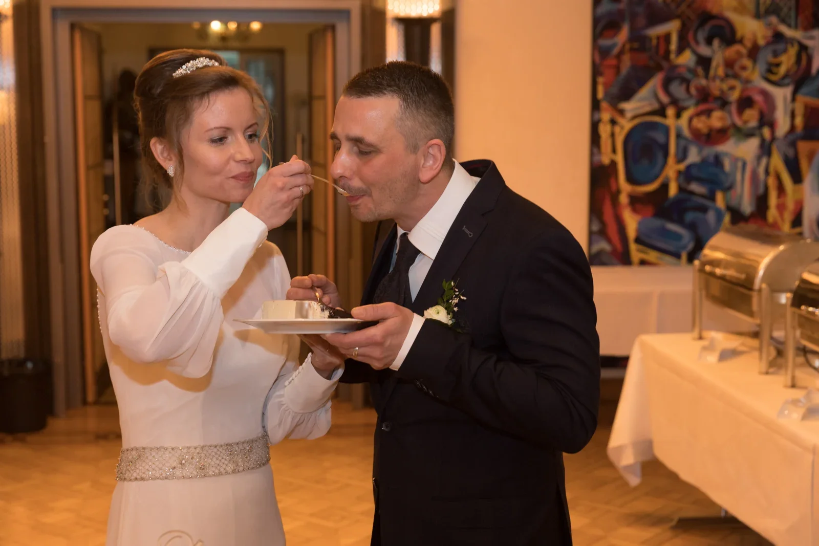 Ein Stück Hochzeitstorte für Tobias – Hochzeit von Olivia und Tobias in Friedewald