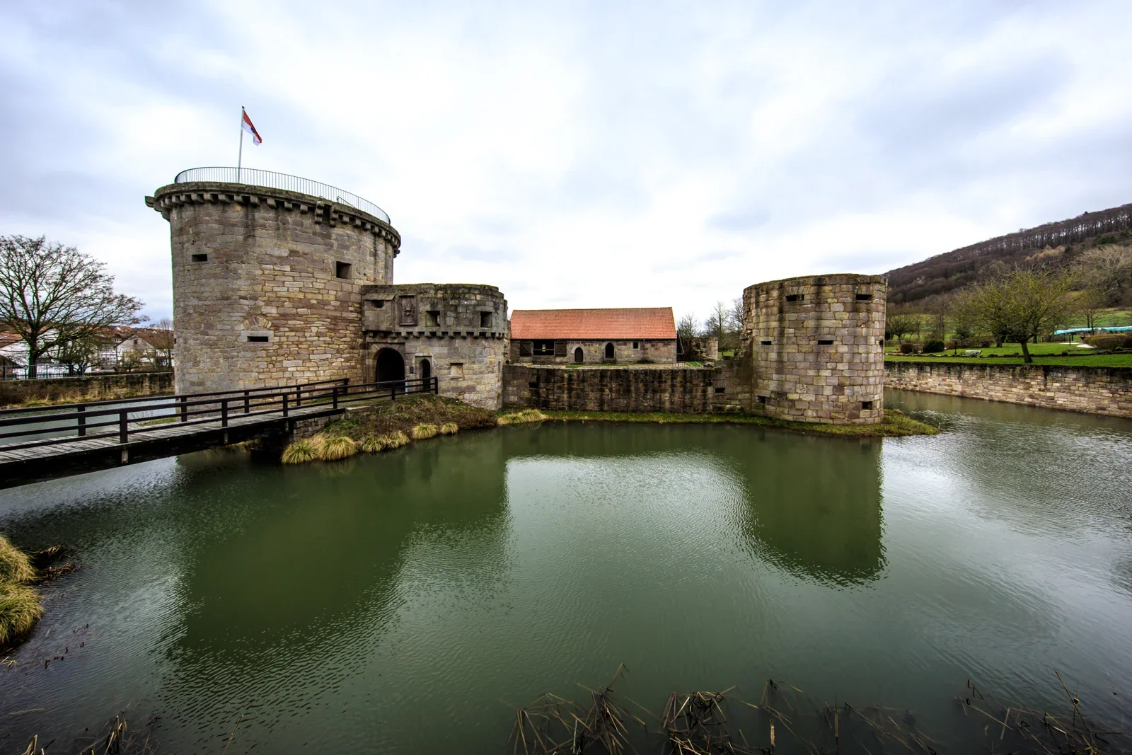 Die historischen Mauern der Wasserburg Friedewald – Hochzeit von Olivia und Tobias in Friedewald