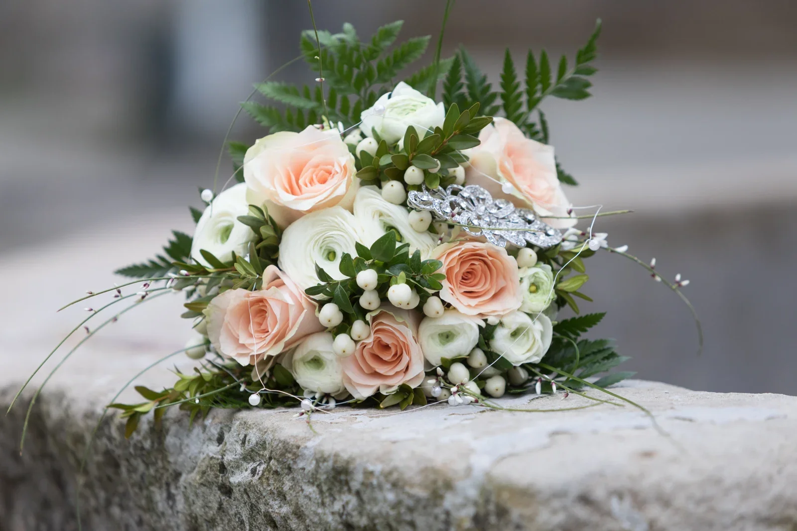 Der Brautstrauß auf dem alten Stein – Hochzeit von Olivia und Tobias in Friedewald