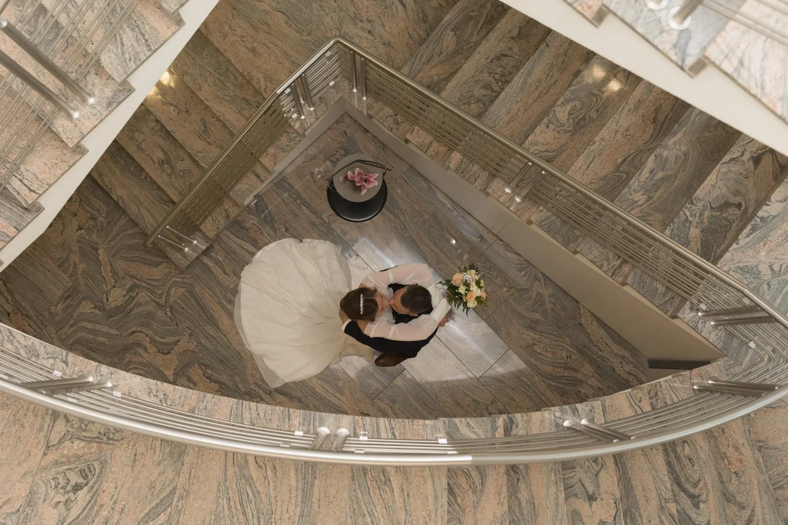 Olivia und Tobias im Treppenhaus von oben – Hochzeit von Olivia und Tobias in Friedewald
