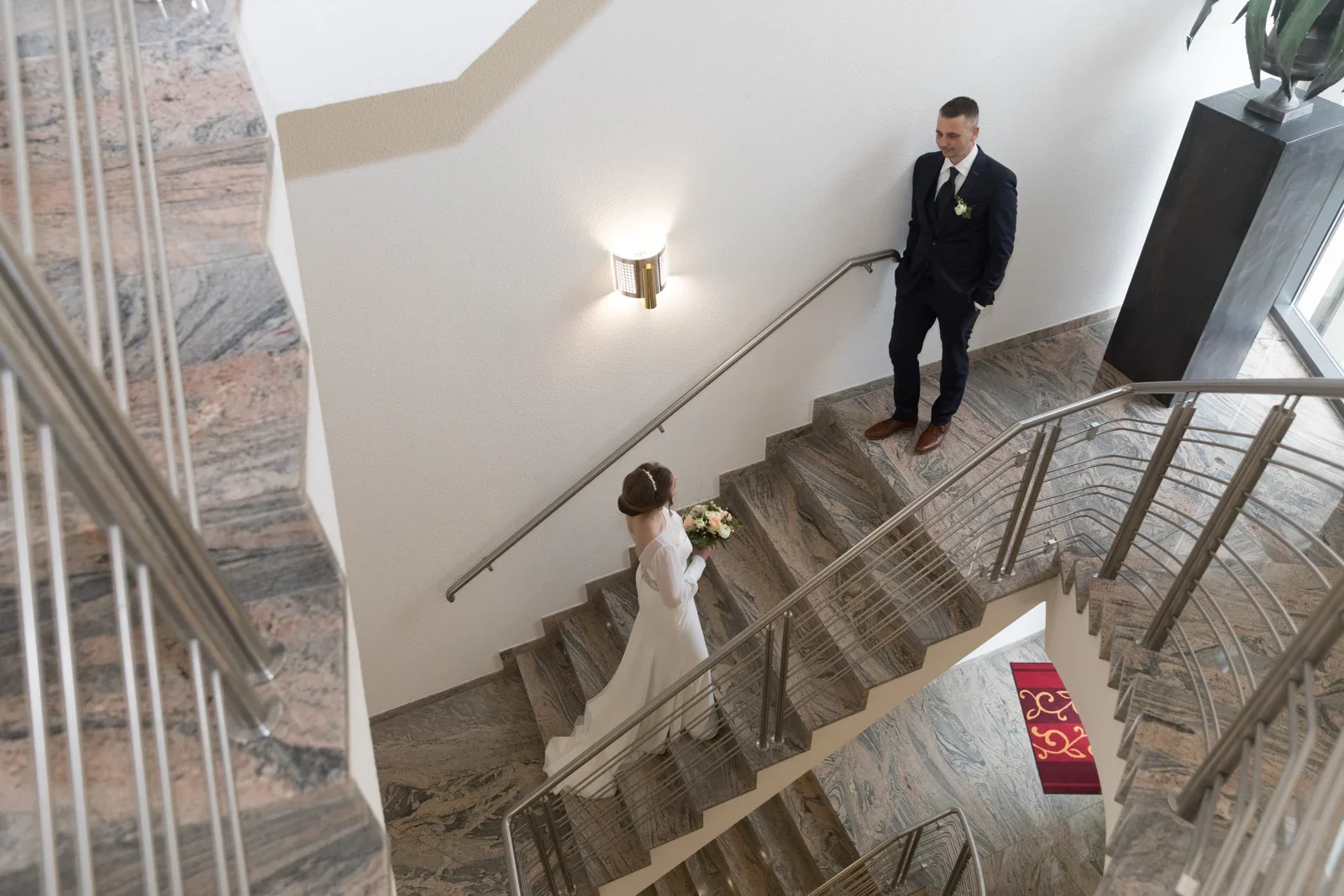 Ein Paarbild auf der steinernen Treppe – Hochzeit von Olivia und Tobias in Friedewald