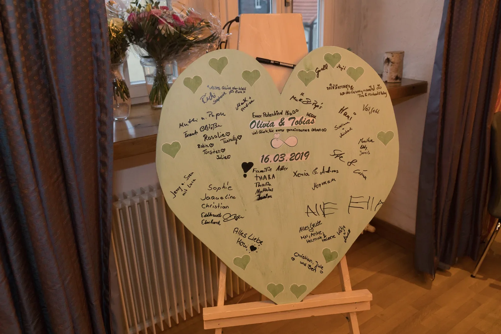 Gute Wünsche auf dem großen Herz – Hochzeit von Olivia und Tobias in Friedewald