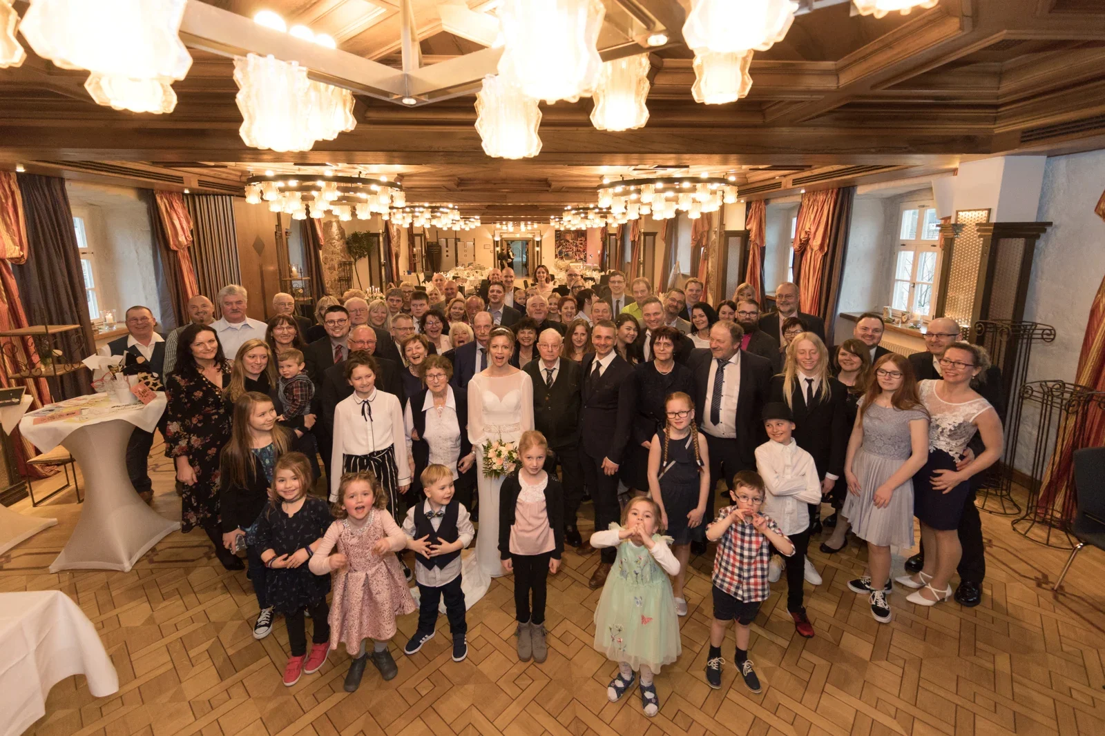 Die Hochzeitsgesellschaft im Festsaal – Hochzeit von Olivia und Tobias in Friedewald