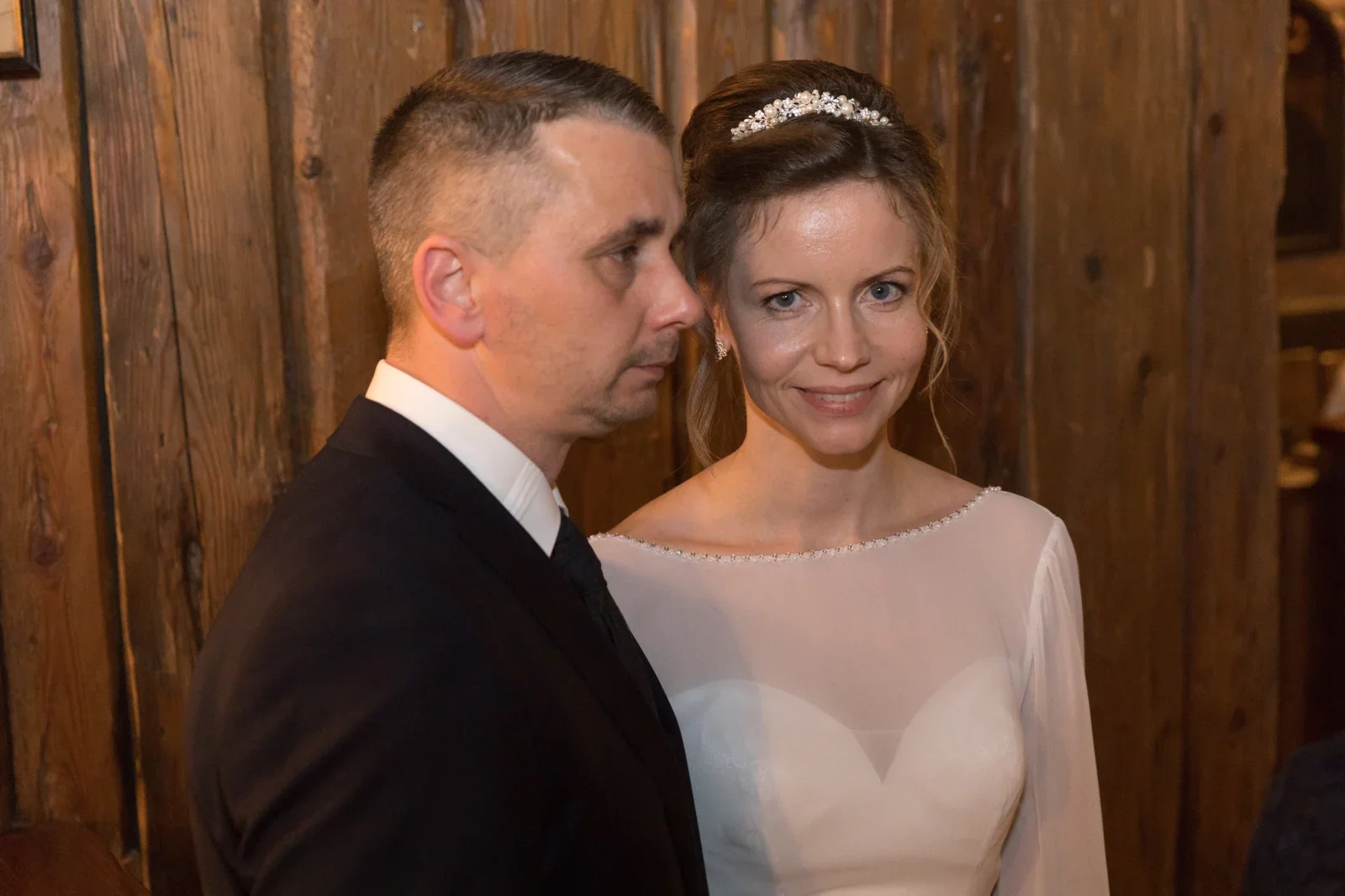 Ein vertrauter Moment während der Feier – Hochzeit von Olivia und Tobias in Friedewald