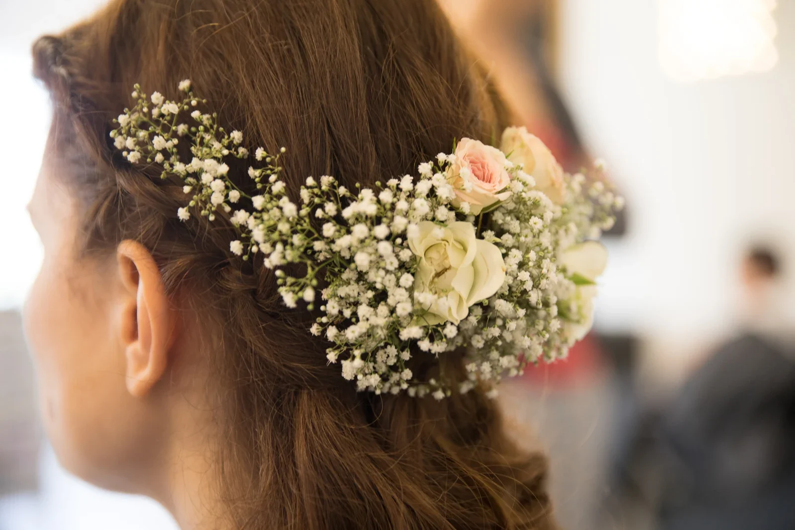 Blumenschmuck in Steffis Brautfrisur – Hochzeit von Steffi und Alex in Gotha