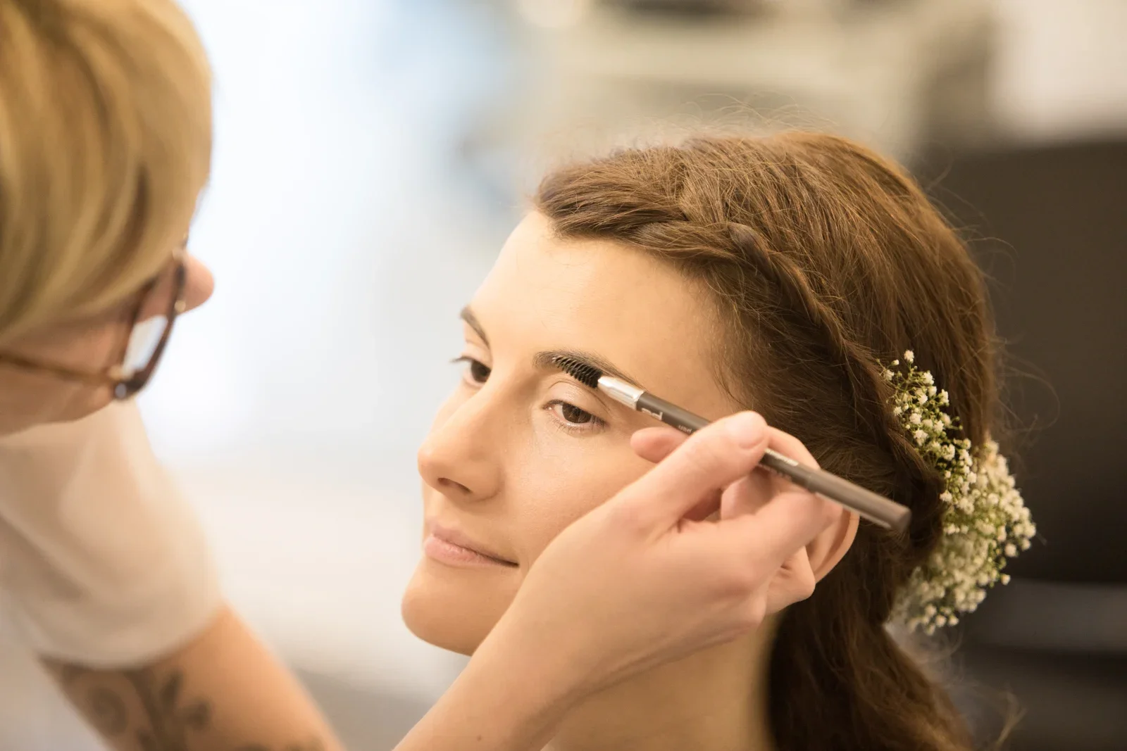 Die letzten Handgriffe am Braut-Make-up – Hochzeit von Steffi und Alex in Gotha