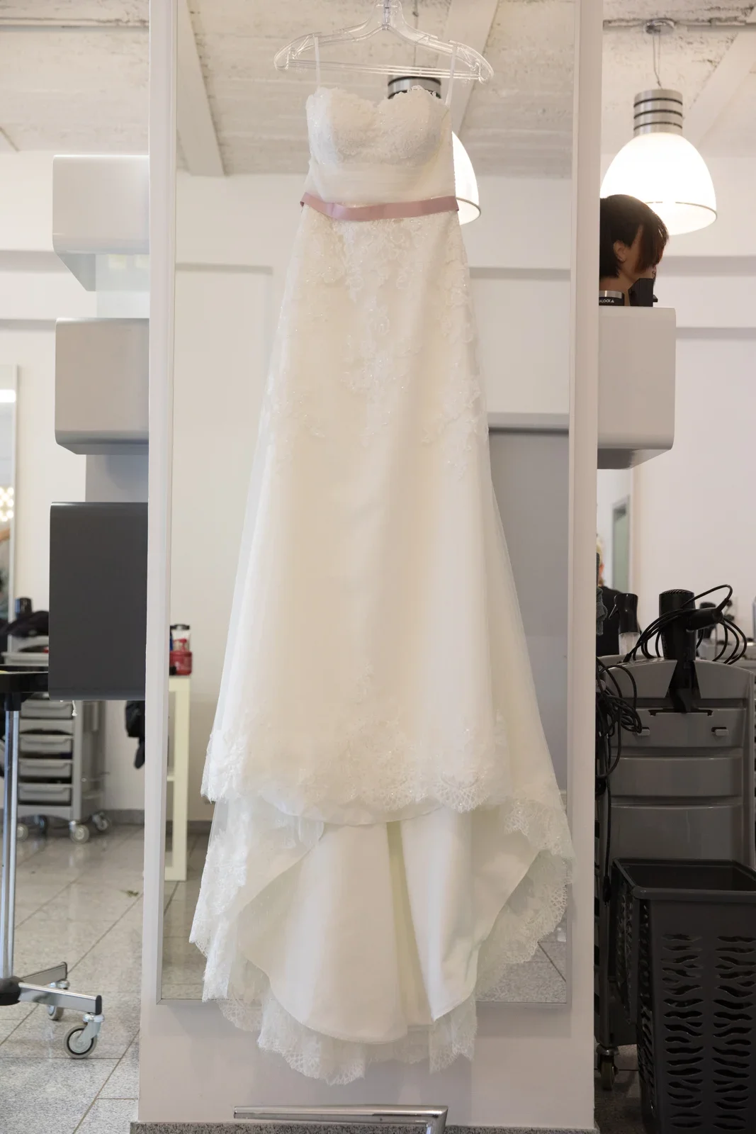 Das Brautkleid liegt bereit – Hochzeit von Steffi und Alex in Gotha