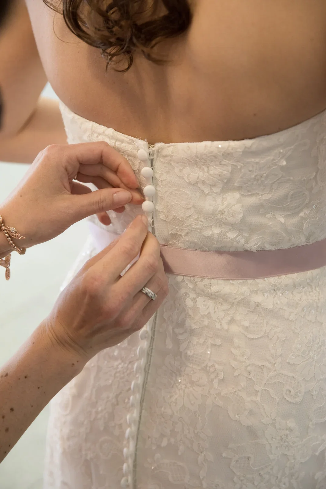 Das Brautkleid wird geschlossen – Hochzeit von Steffi und Alex in Gotha