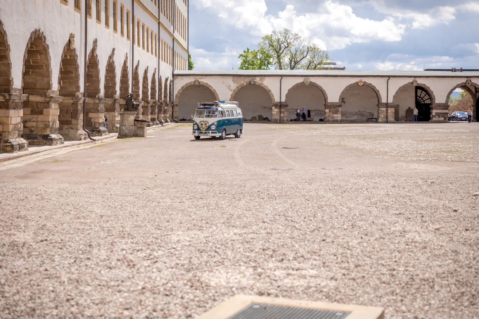 Der VW-Bulli im Hof von Schloss Friedenstein – Hochzeit von Steffi und Alex in Gotha