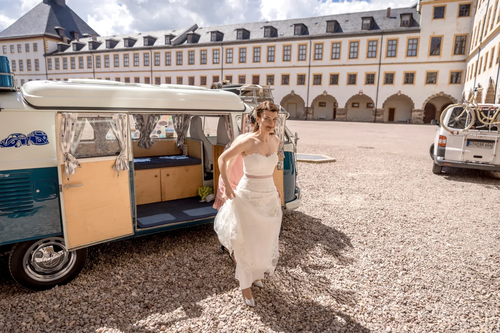 Steffi steigt am Schloss aus dem Bulli – Hochzeit von Steffi und Alex in Gotha