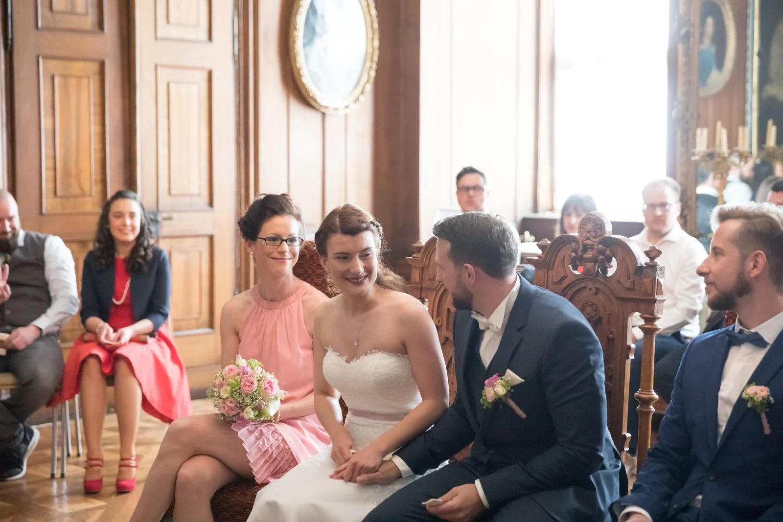 Ein vertrauter Blick während der Trauung – Hochzeit von Steffi und Alex in Gotha