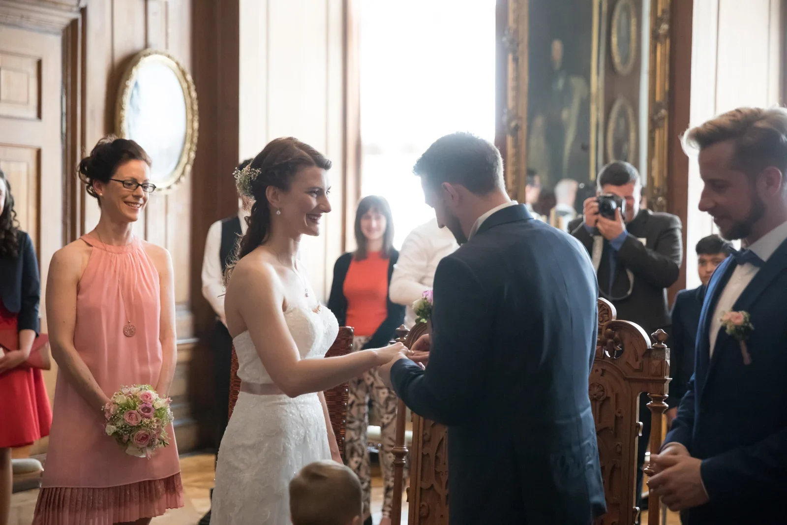 Steffi steckt Alex den Ehering an – Hochzeit von Steffi und Alex in Gotha