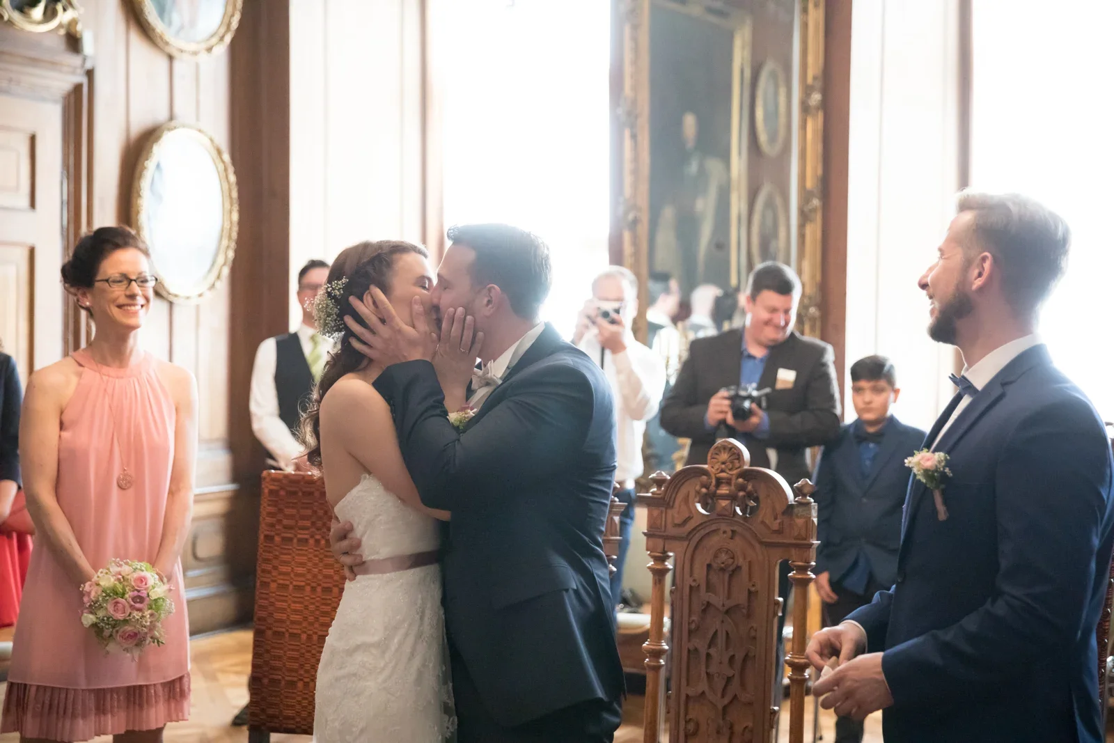 Der Kuss nach dem Ja-Wort – Hochzeit von Steffi und Alex in Gotha
