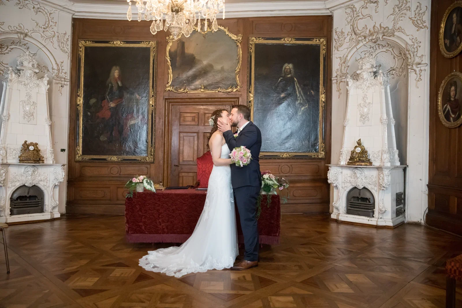 Ein Paarmoment im Trauzimmer – Hochzeit von Steffi und Alex in Gotha