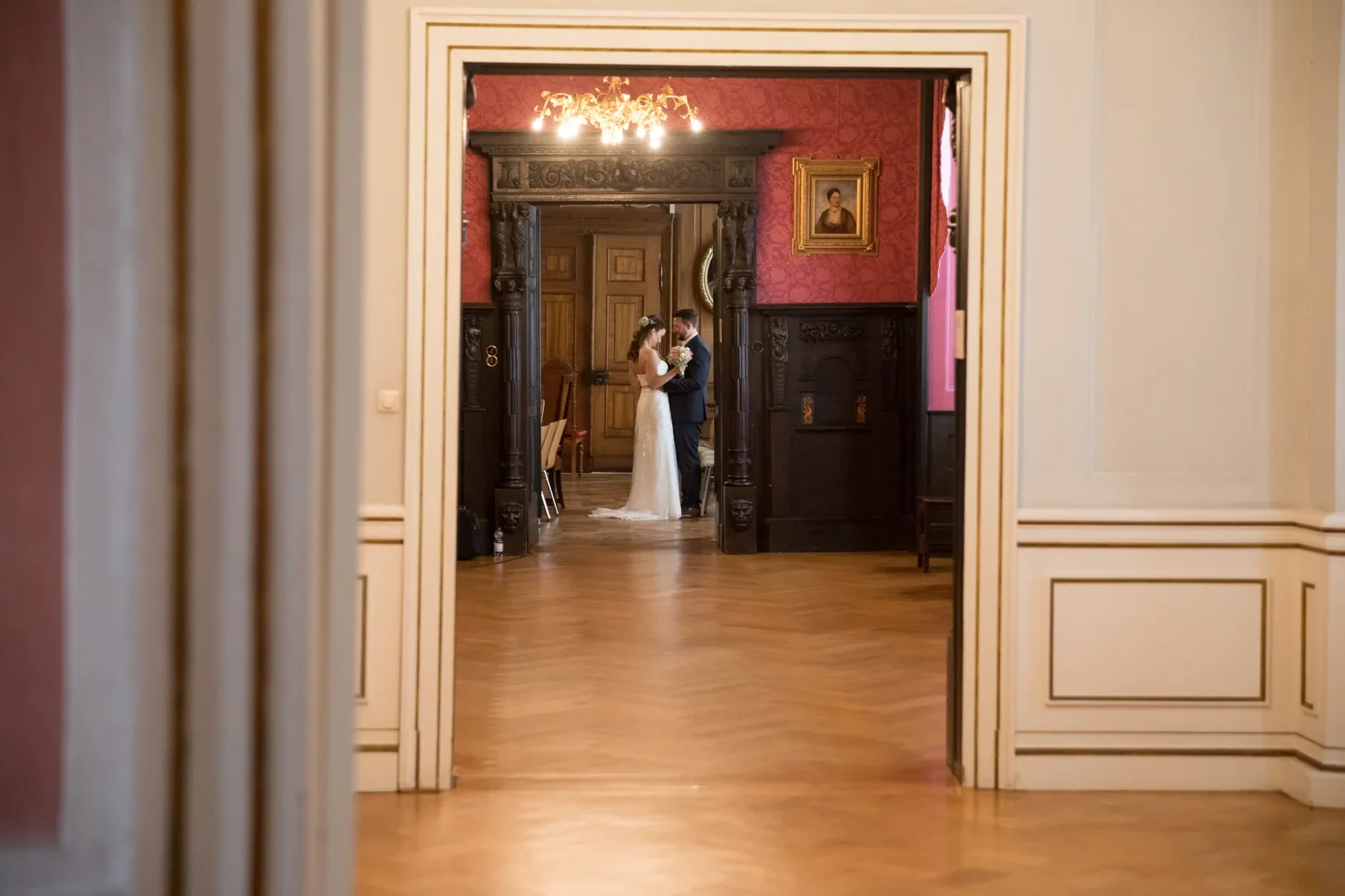 Steffi und Alex zwischen den Schlosstüren – Hochzeit von Steffi und Alex in Gotha