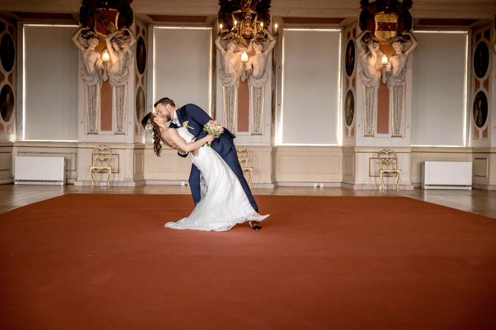 Ein schwungvoller Paarmoment im Festsaal – Hochzeit von Steffi und Alex in Gotha