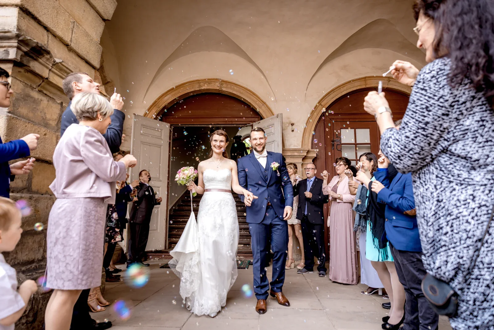 Das Brautpaar wird vor dem Schloss empfangen – Hochzeit von Steffi und Alex in Gotha
