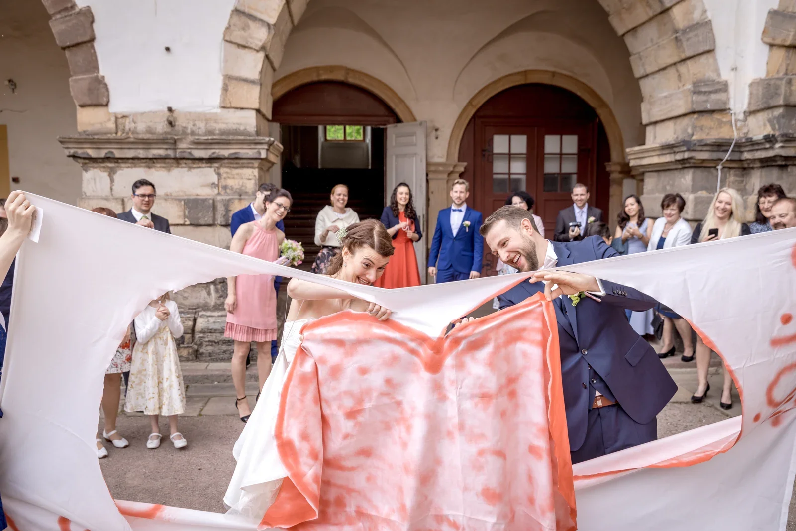 Gemeinsam durch das ausgeschnittene Herz – Hochzeit von Steffi und Alex in Gotha