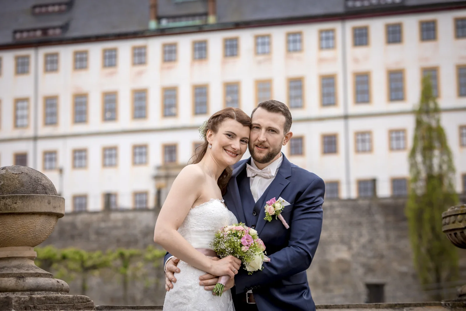 Das Brautpaar mit Schloss Friedenstein im Hintergrund – Hochzeit von Steffi und Alex in Gotha
