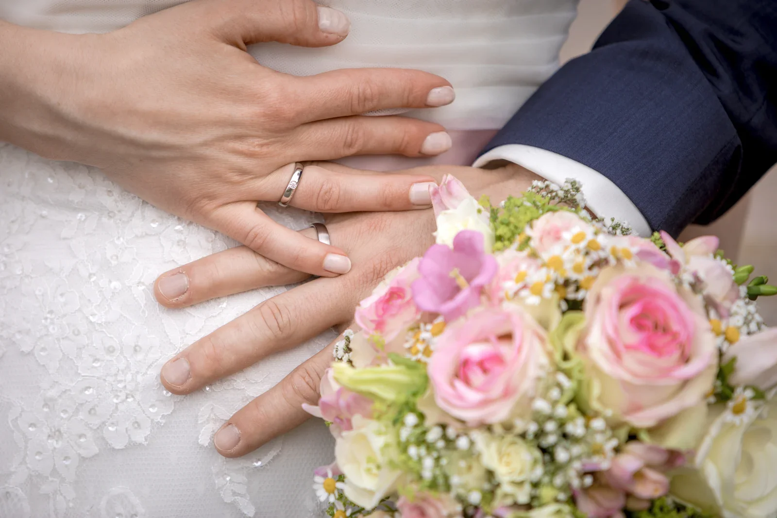 Die Eheringe und der Brautstrauß – Hochzeit von Steffi und Alex in Gotha