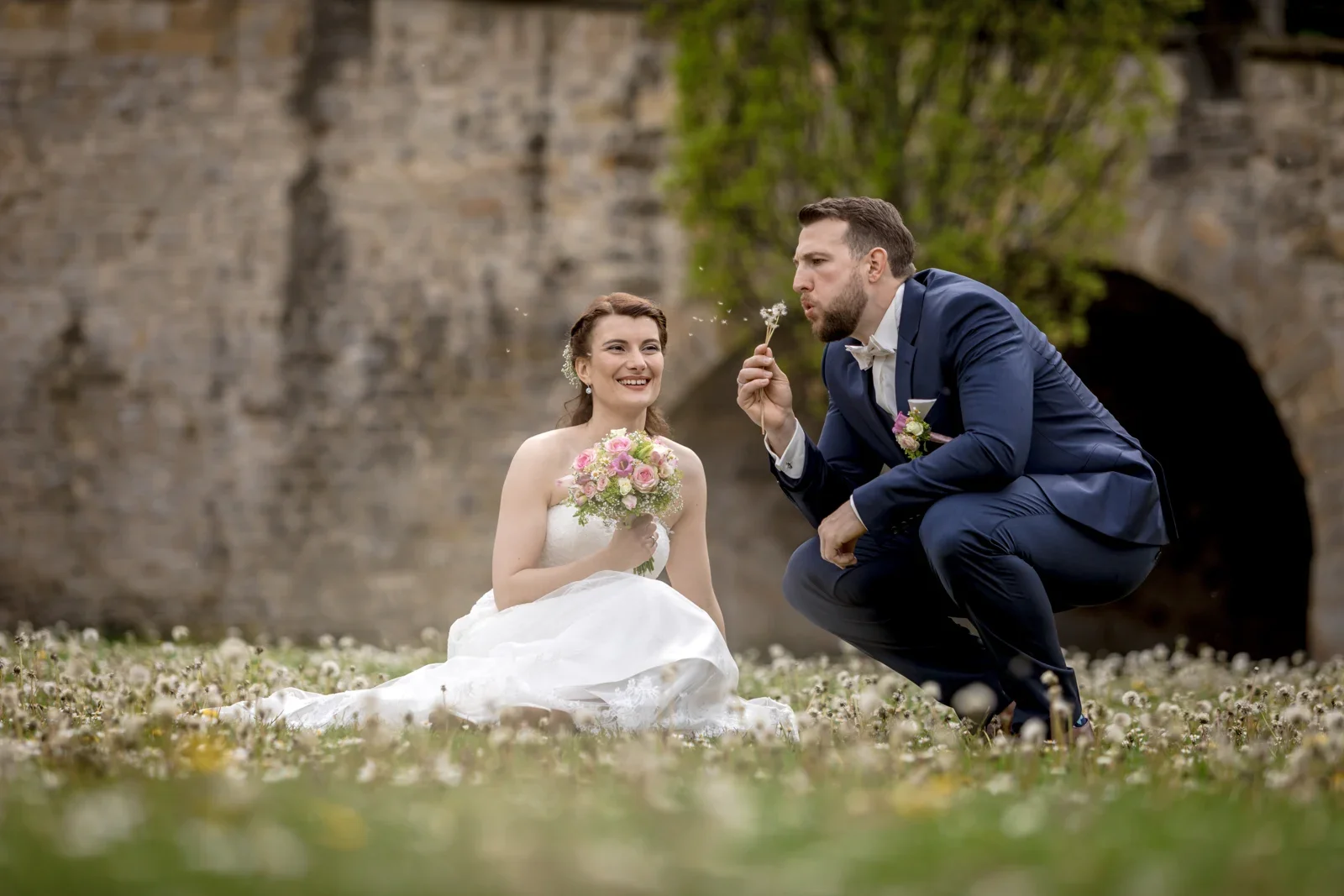 Ein verspielter Moment mit Pusteblumen – Hochzeit von Steffi und Alex in Gotha