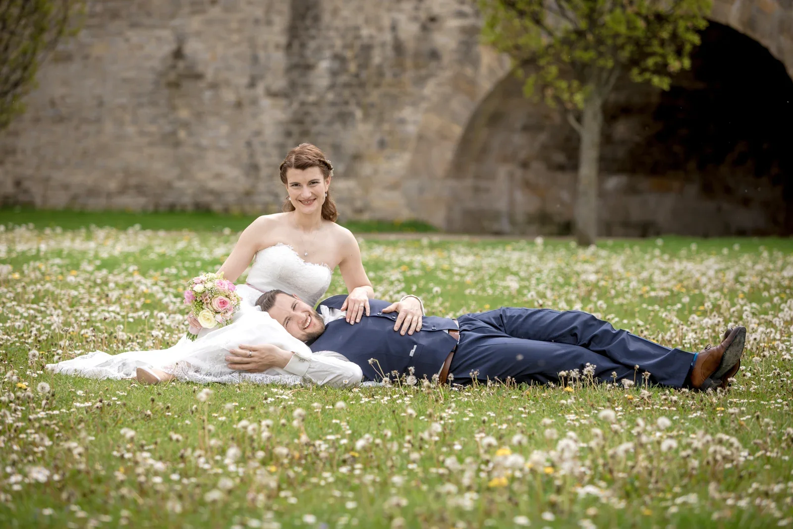 Eine kleine Pause auf der Blumenwiese – Hochzeit von Steffi und Alex in Gotha
