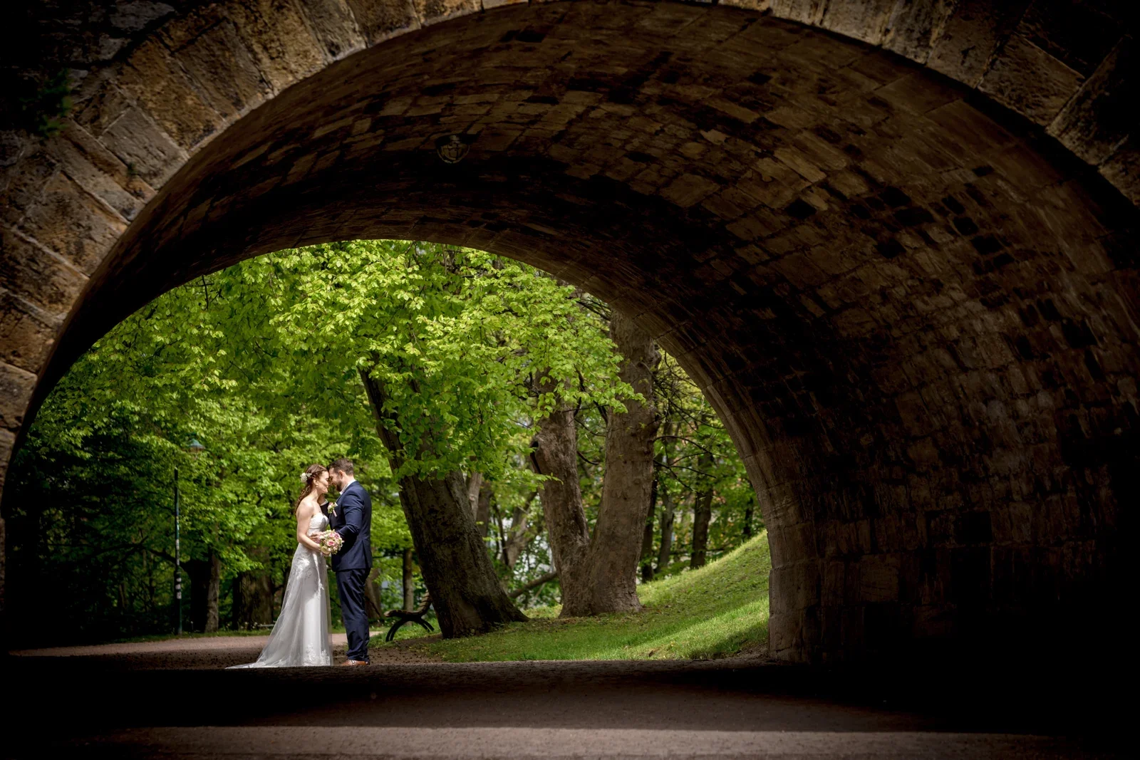 Steffi und Alex im Torbogen – Hochzeit von Steffi und Alex in Gotha