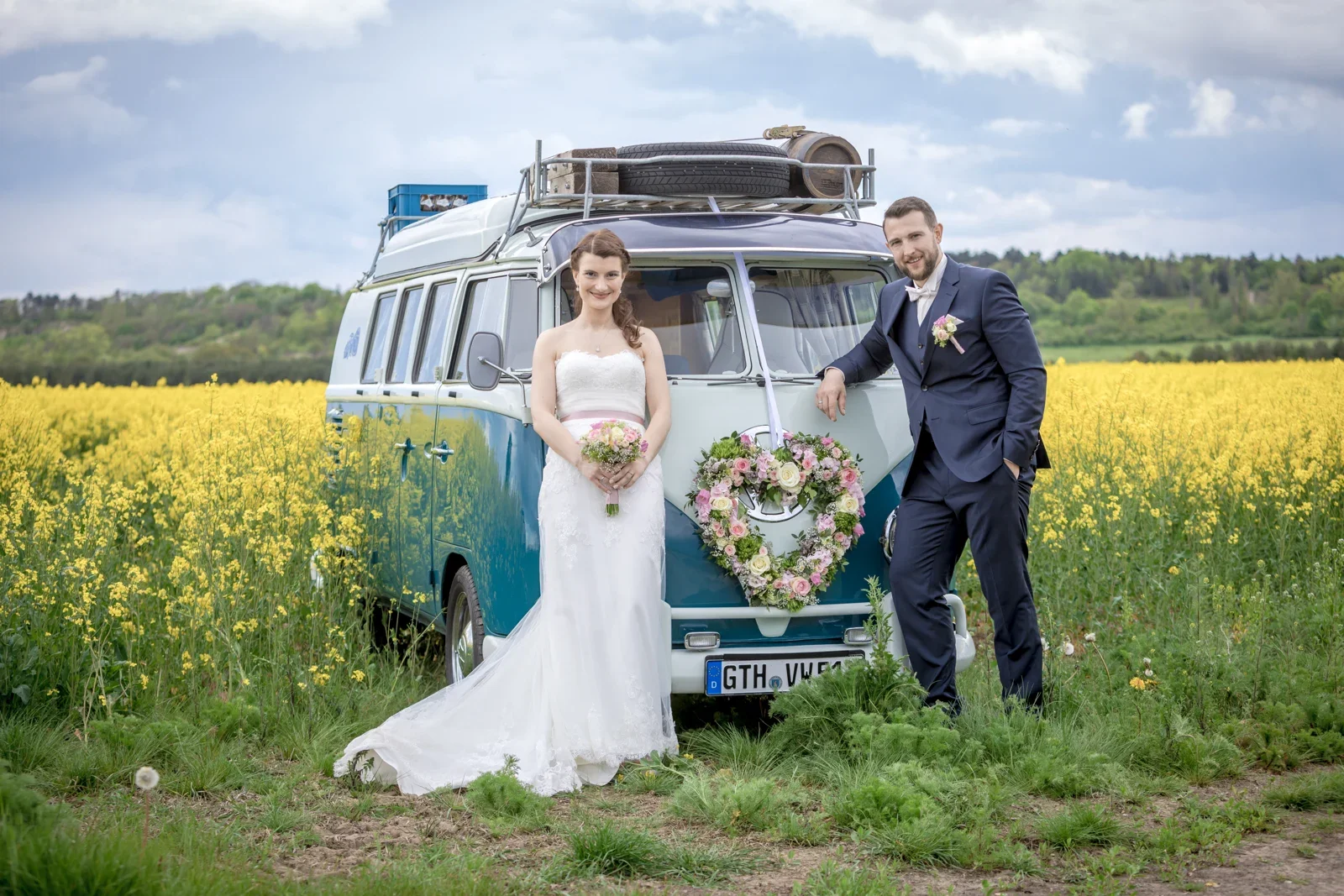 Das Brautpaar mit dem geschmückten VW-Bulli – Hochzeit von Steffi und Alex in Gotha