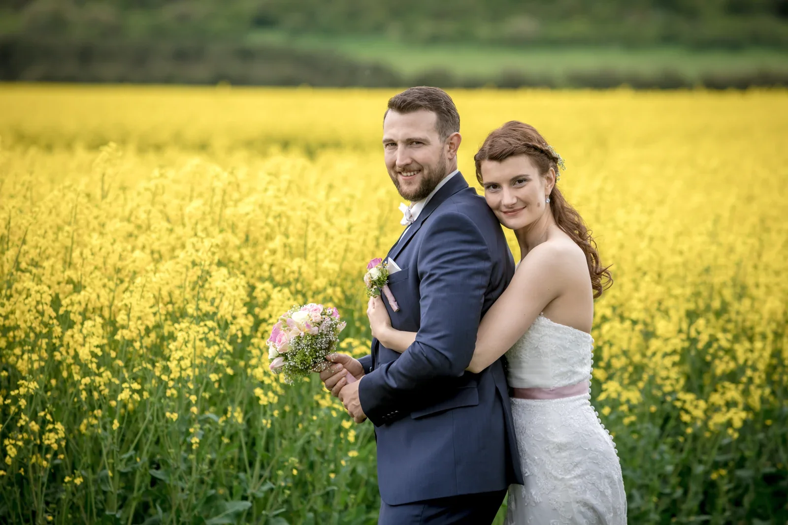 Eine Umarmung am gelben Rapsfeld – Hochzeit von Steffi und Alex in Gotha