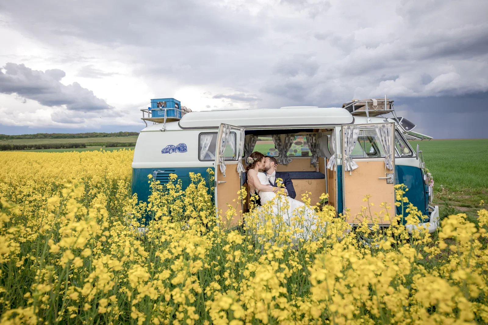 Eine Pause mit dem Bulli am Rapsfeld – Hochzeit von Steffi und Alex in Gotha