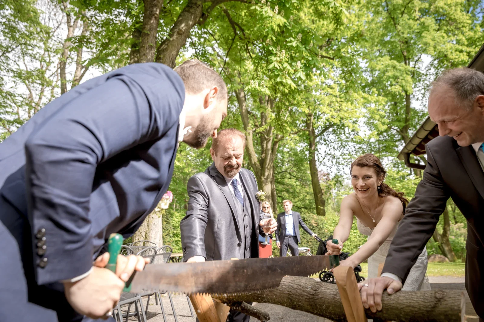 Gemeinsam einen Baumstamm zersägen – Hochzeit von Steffi und Alex in Gotha