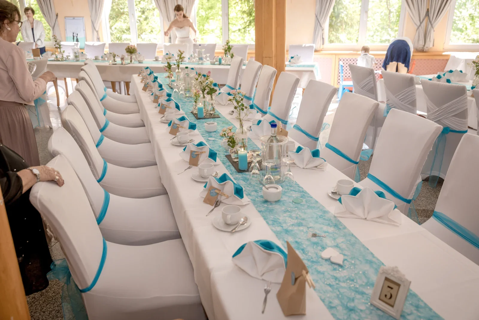 Die festlich gedeckte Tafel in der Sternwarte – Hochzeit von Steffi und Alex in Gotha
